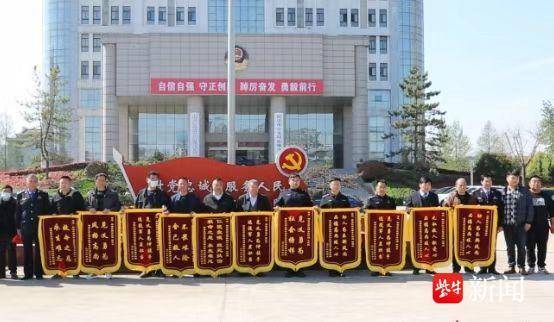 舍己救人后默默离开，这11位好心人终于找到了！