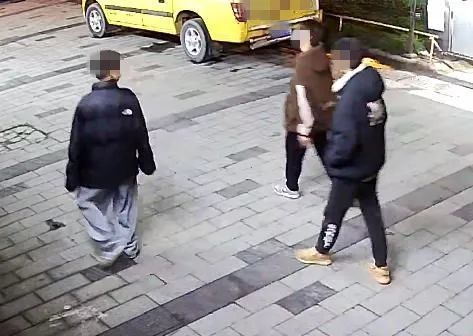 姑娘报警称“小偷正在撬门！” 警方三分钟抓获嫌疑人