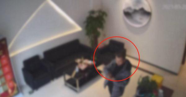 男子在足疗店偷偷干这事，店主又气又想笑，最后报警了……