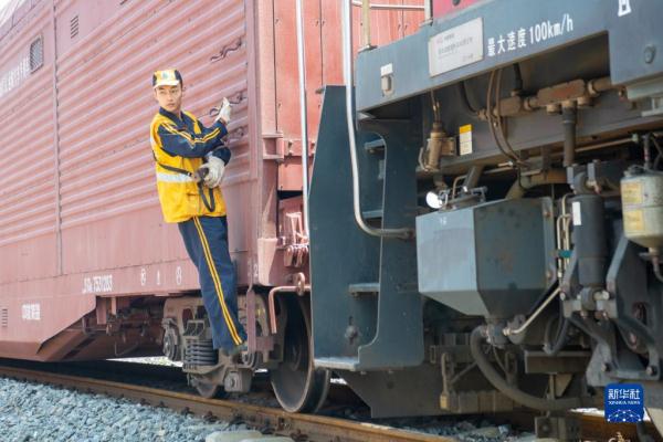 商品车依托铁路运输专列走向世界