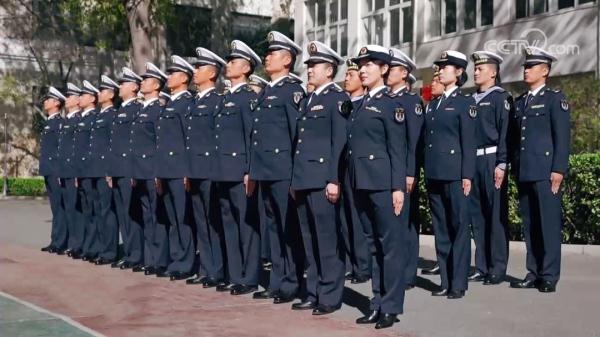 穿水兵服的他们戴上勋表，更帅了！