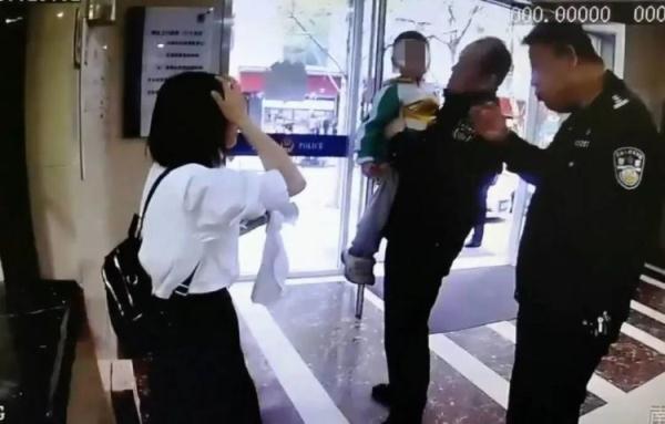 接到民警电话，这位妈妈激动得大哭......