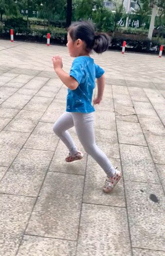 湖南这个小女孩改写“可能终生都要坐轮椅”的命运，现在还能骑车！