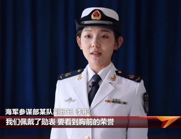 穿水兵服的他们戴上勋表，更帅了！