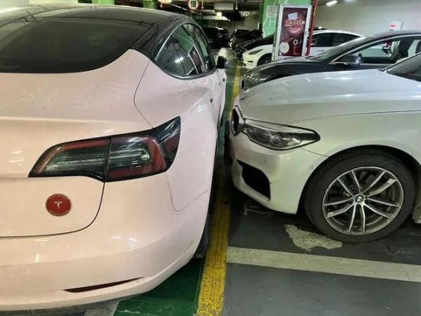 宝马被特斯拉怒堵4天!原因竟是…… 宝马被特斯拉怒堵4天!原因竟是……