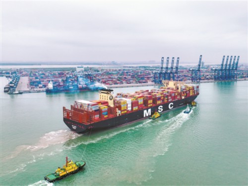 全球最大集装箱船舶靠泊南沙港