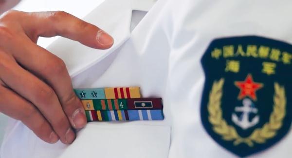 穿水兵服的他们戴上勋表，更帅了！