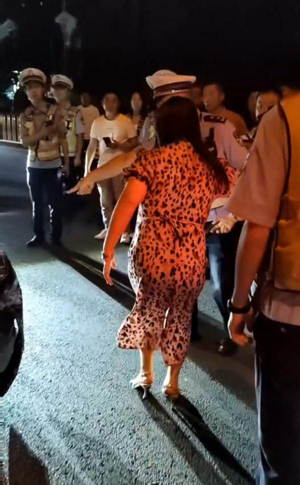“宝马司机醉驾撞人拖行案”今日开庭，受害者家属发声
