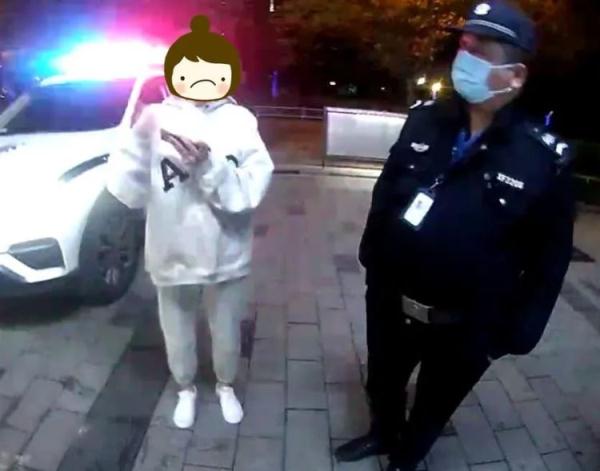 姑娘报警称“小偷正在撬门！” 警方三分钟抓获嫌疑人