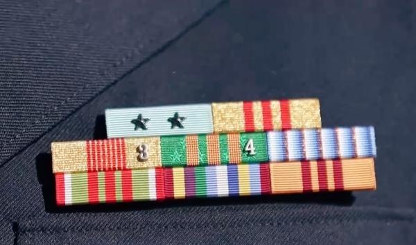 穿水兵服的他们戴上勋表，更帅了！