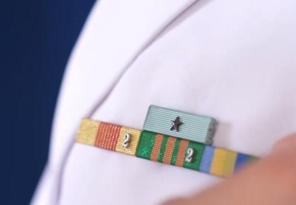 穿水兵服的他们戴上勋表，更帅了！