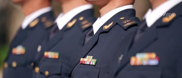 穿水兵服的他们戴上勋表，更帅了！