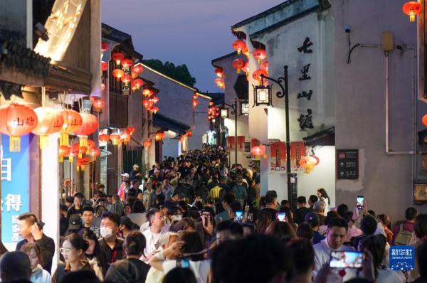 江苏苏州：山塘街里游人如织