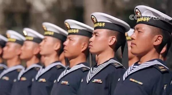 穿水兵服的他们戴上勋表，更帅了！