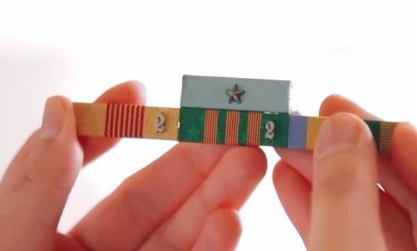 穿水兵服的他们戴上勋表，更帅了！