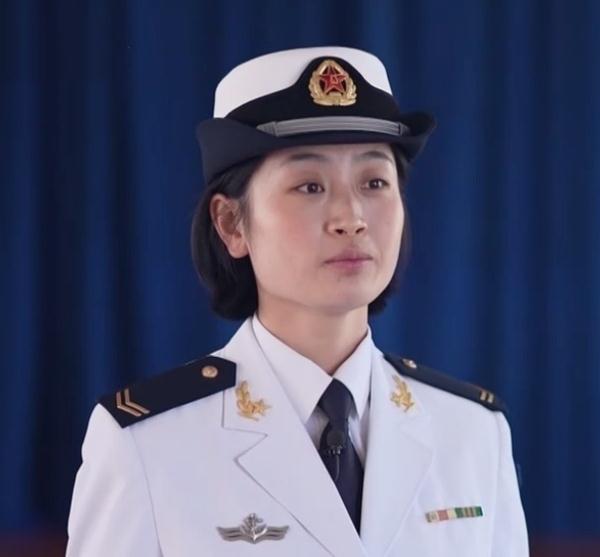 穿水兵服的他们戴上勋表,更帅了!