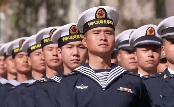 穿水兵服的他们戴上勋表，更帅了！