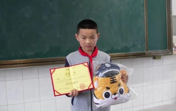 “警察叔叔，我怀疑我妈妈！”听到妈妈和陌生人的通话，十岁男孩报警求助