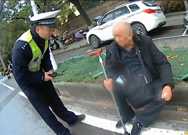 老人摔倒扶不扶？这群孩子们坚定地给出了答案！