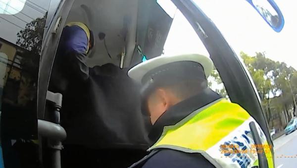 老人摔倒扶不扶？这群孩子们坚定地给出了答案！