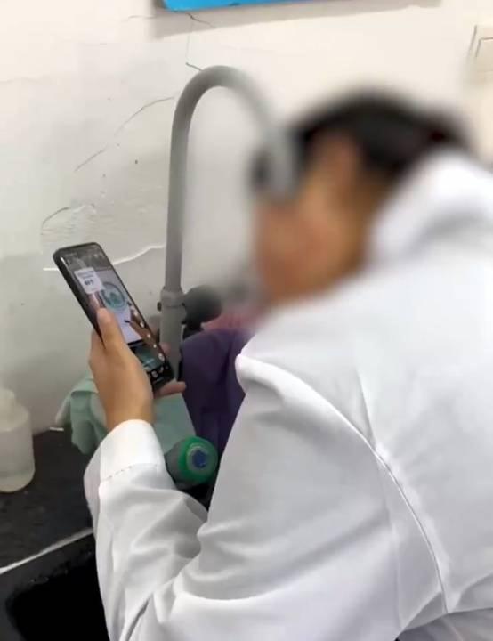 浓硫酸接触皮肤须先用布擦干？快用水冲！