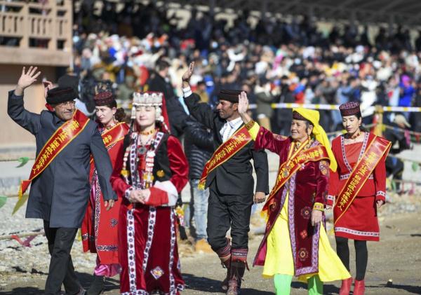 悦动天山:帕米尔高原上的牦牛骑士 悦动天山:帕米尔高原上的牦牛骑士