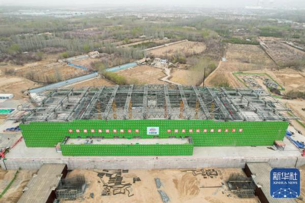 包银高铁乌海海勃湾站站房钢结构屋盖完工