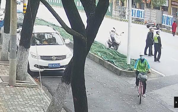 老人摔倒扶不扶？这群孩子们坚定地给出了答案！