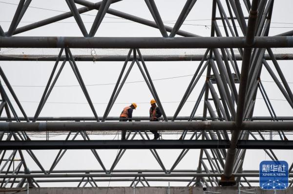 包银高铁乌海海勃湾站站房钢结构屋盖完工