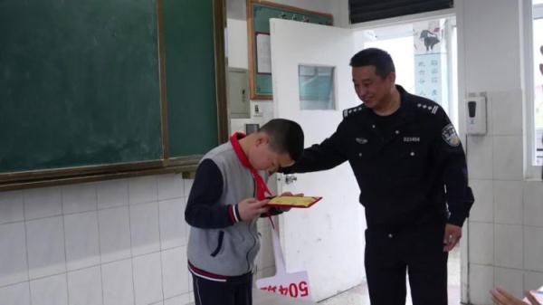 “警察叔叔，我怀疑我妈妈！”听到妈妈和陌生人的通话，十岁男孩报警求助