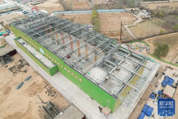 包银高铁乌海海勃湾站站房钢结构屋盖完工