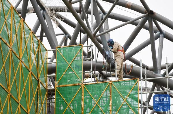 包银高铁乌海海勃湾站站房钢结构屋盖完工