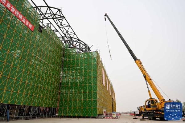 包银高铁乌海海勃湾站站房钢结构屋盖完工