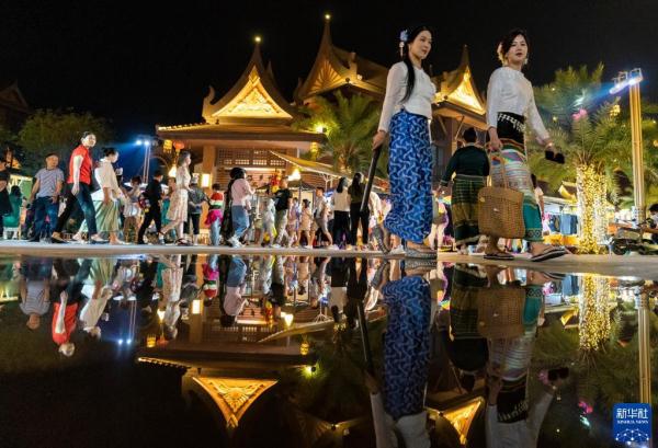 云南芒市：民族风情点燃边城“夜经济”