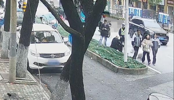 老人摔倒扶不扶？这群孩子们坚定地给出了答案！