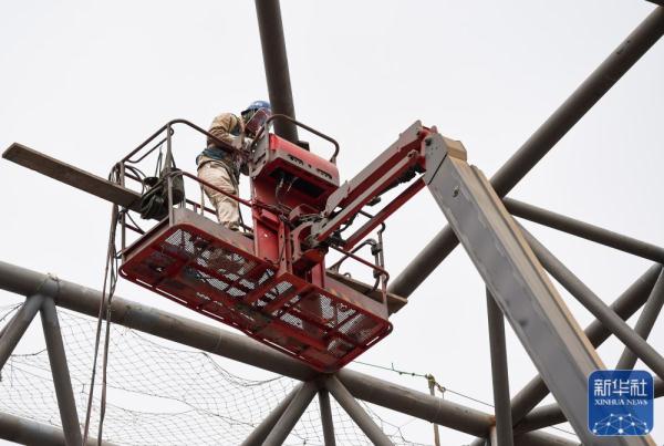 包银高铁乌海海勃湾站站房钢结构屋盖完工