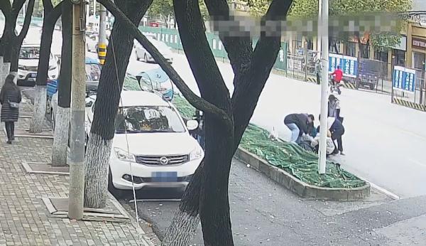 老人摔倒扶不扶？这群孩子们坚定地给出了答案！