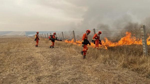 草原大火逼近我国边境！内蒙古连夜扑救堵截