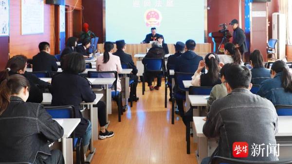 连续报道|3楼扔下旧桌板砸伤儿童,宝应87岁老太犯“高空抛物罪”被判刑 连续报道|3楼扔下旧桌板砸伤儿童,宝应87岁老太犯“高空抛物罪”被判刑