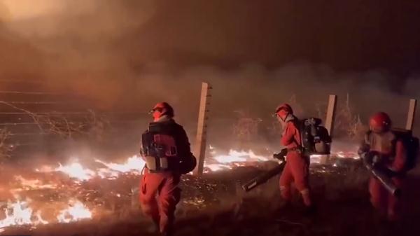 草原大火逼近我国边境！内蒙古连夜扑救堵截