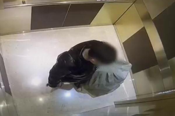 凌晨一点半，空荡荡的办公室里这两个人在干吗？