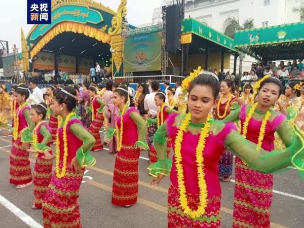 缅甸多地泼水节庆祝活动开幕 民众载歌载舞迎接传统新年