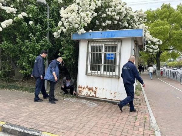 “女生为拍网红照爬上岗亭”引争议，后续来了