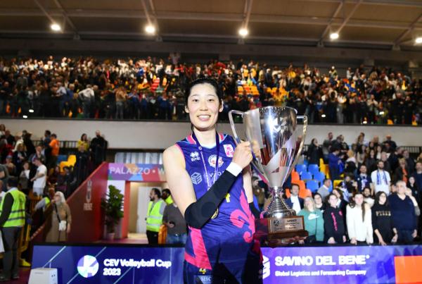 意大利斯坎迪奇队首获女排欧联杯冠军 朱婷两回合共得43分