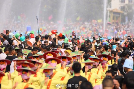 云南德宏泼水节欢乐回归