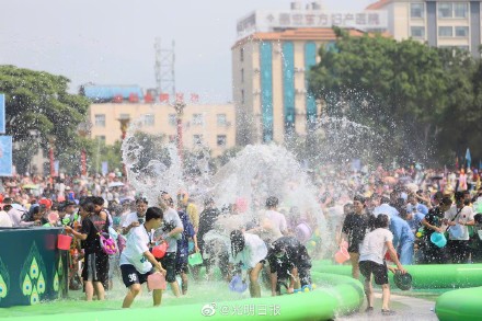 云南德宏泼水节欢乐回归