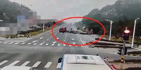 横占4车道掉头逆行，过路司机见状向交警举报！