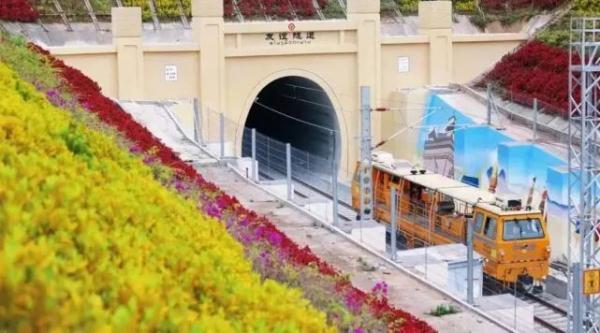 中老铁路首趟国际旅客列车发车，跨境列车购票时要注意这些！