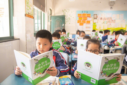 从《孤勇者》到“电摇”,这些小学生的社交语言你懂吗 从《孤勇者》到“电摇”,这些小学生的社交语言你懂吗