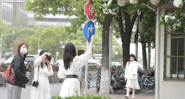 上海一闲置治安亭竟被网红攀爬拍照?最新消息:即将拆除! 上海一闲置治安亭竟被网红攀爬拍照?最新消息:即将拆除!